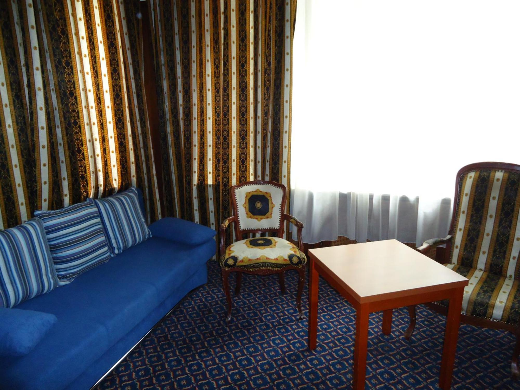 Family Room,942514478:JPEG
